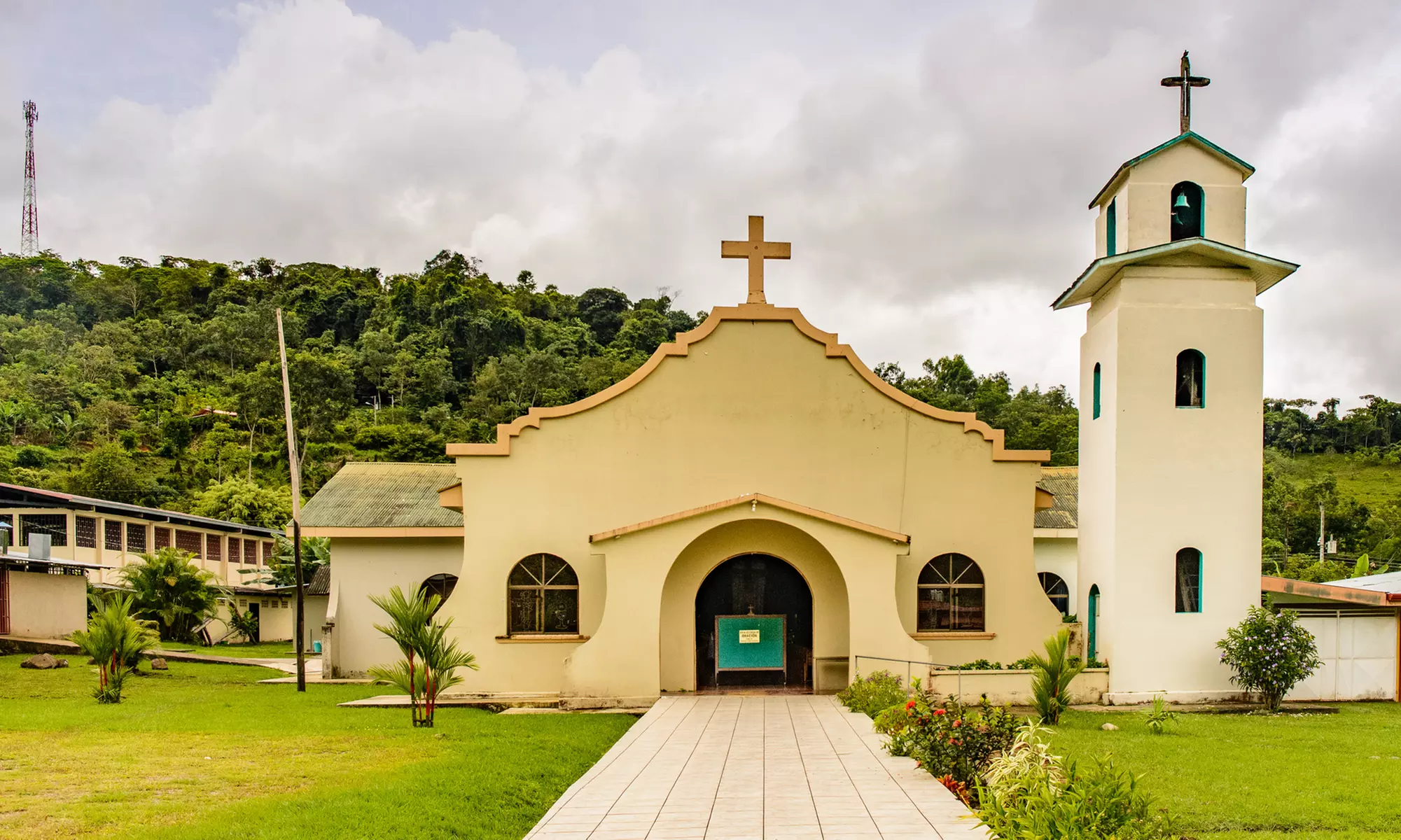 ✈ 4-Night Costa Rica Getaway: Chateau Arenal w/ Air & Hotels