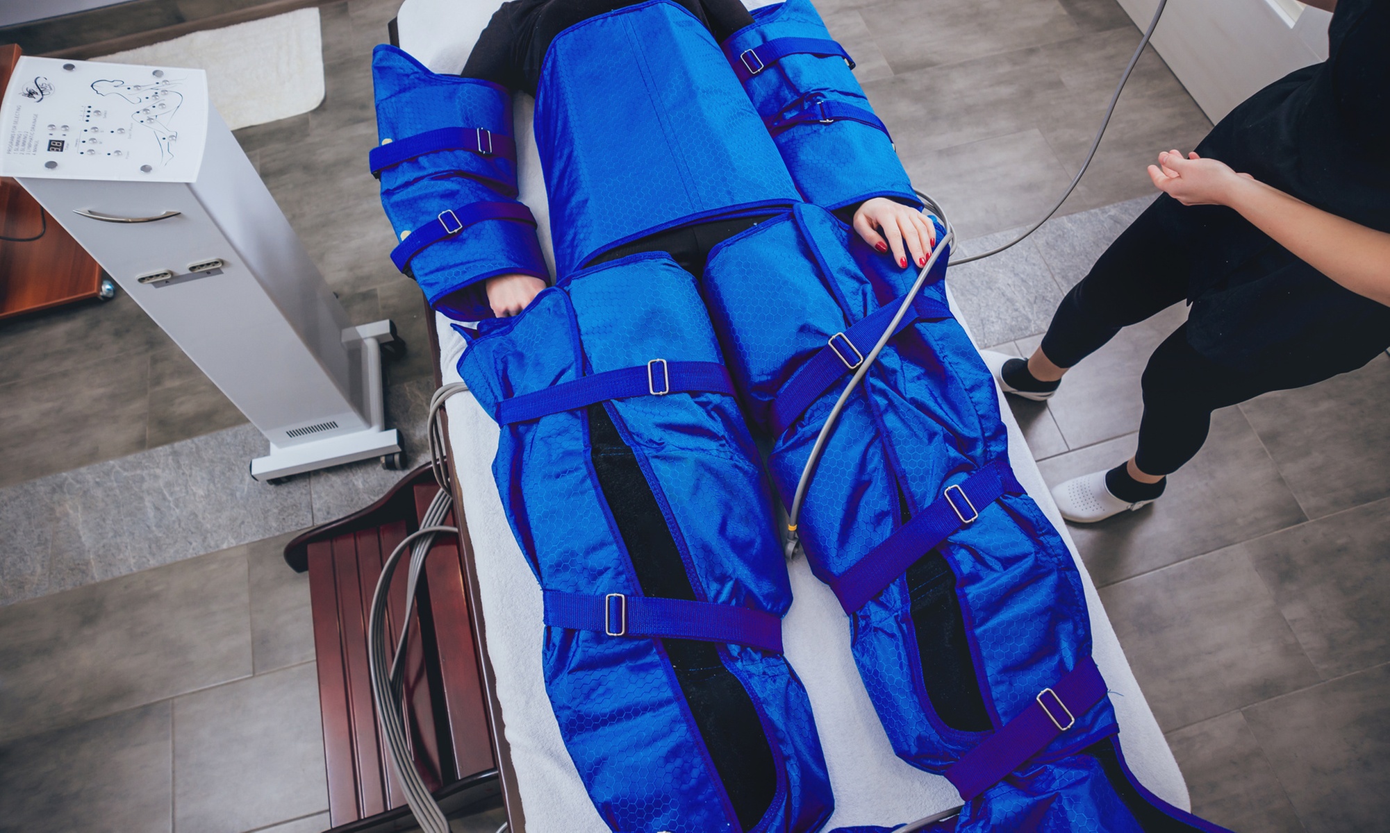 Presoterapia para tratar las piernas cansadas con fisioterapeuta