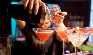 Small oder Jumbo Cocktail nach Wahl, **optional** inkl. Nacho-Teller für 1, 2 oder 4 Personen (bis 40% sparen)