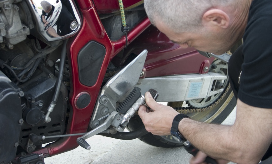 Image 1: Cambio de aceite y revisión de moto hasta -83%