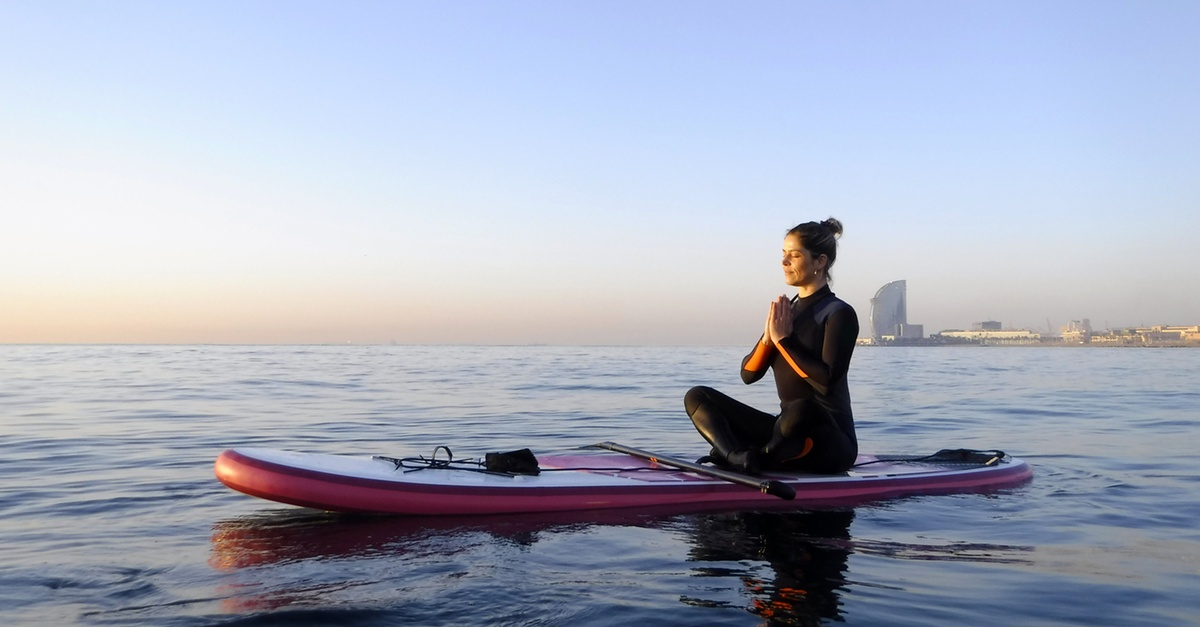 Clases grupales de SUP Yoga en paddle surf en Cádiz
