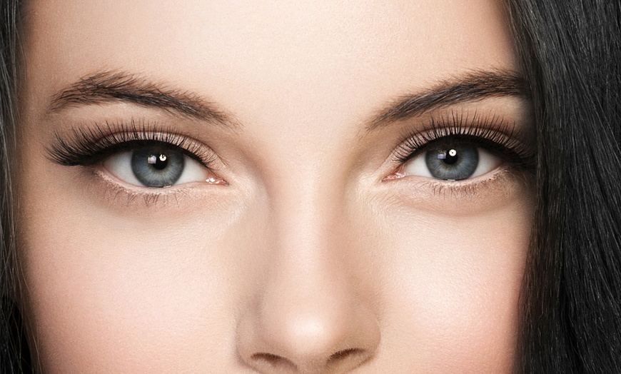 Image 1: Eyelash Tinting at Skinnovate Clinic