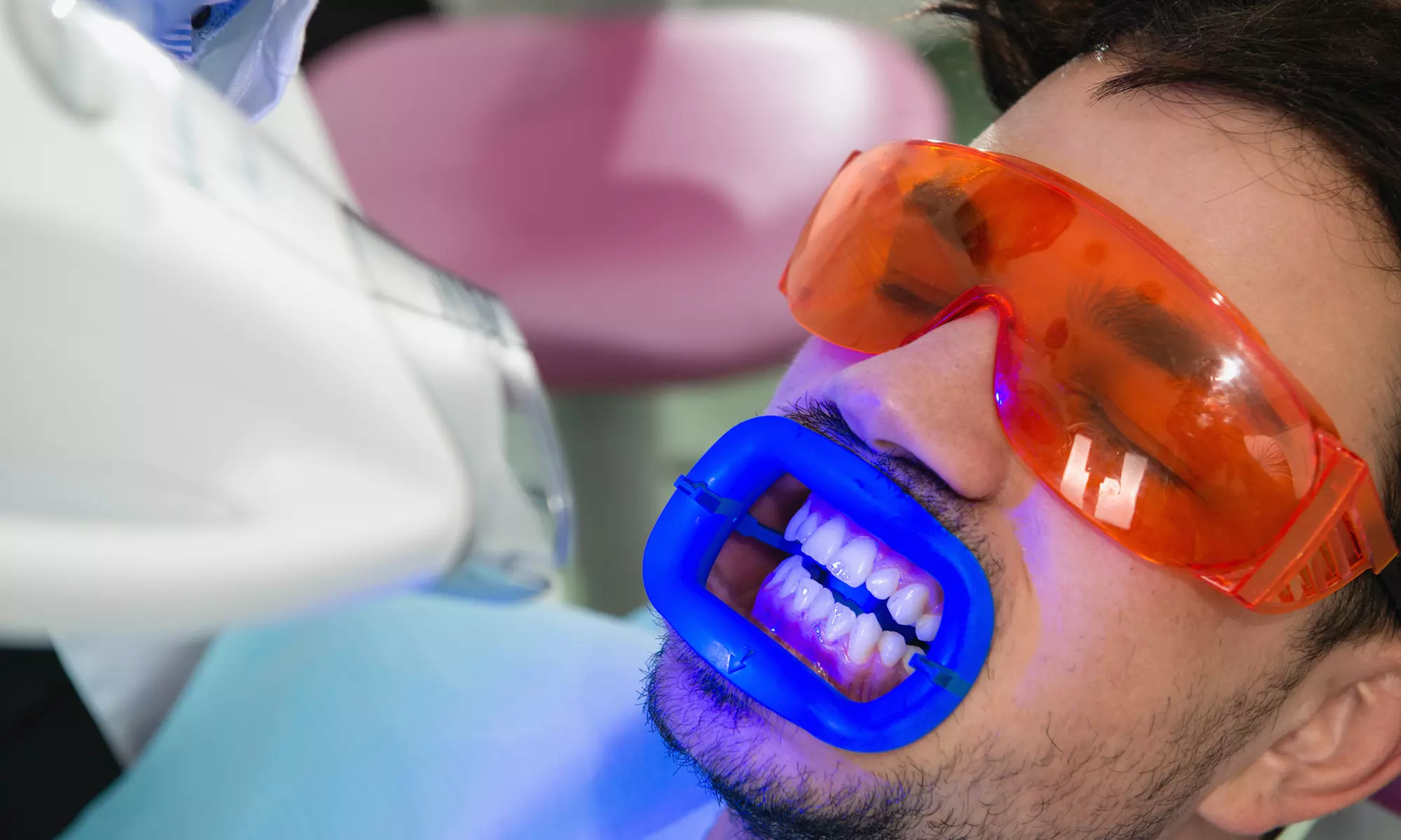 1 sesión de blanqueamiento LED y limpieza bucal con ultrasonidos para 1 persona; hasta un 92% - Primary Image