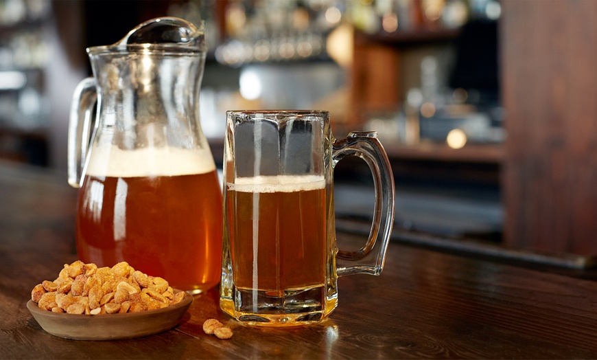 Image 1: Combo perfecto: cervezas y tabla de embutidos para 2 o 4 personas