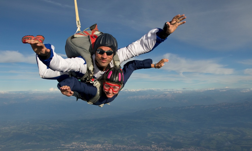 Image 1: Saut en parachute en tandem avec Go Jump Parachutisme