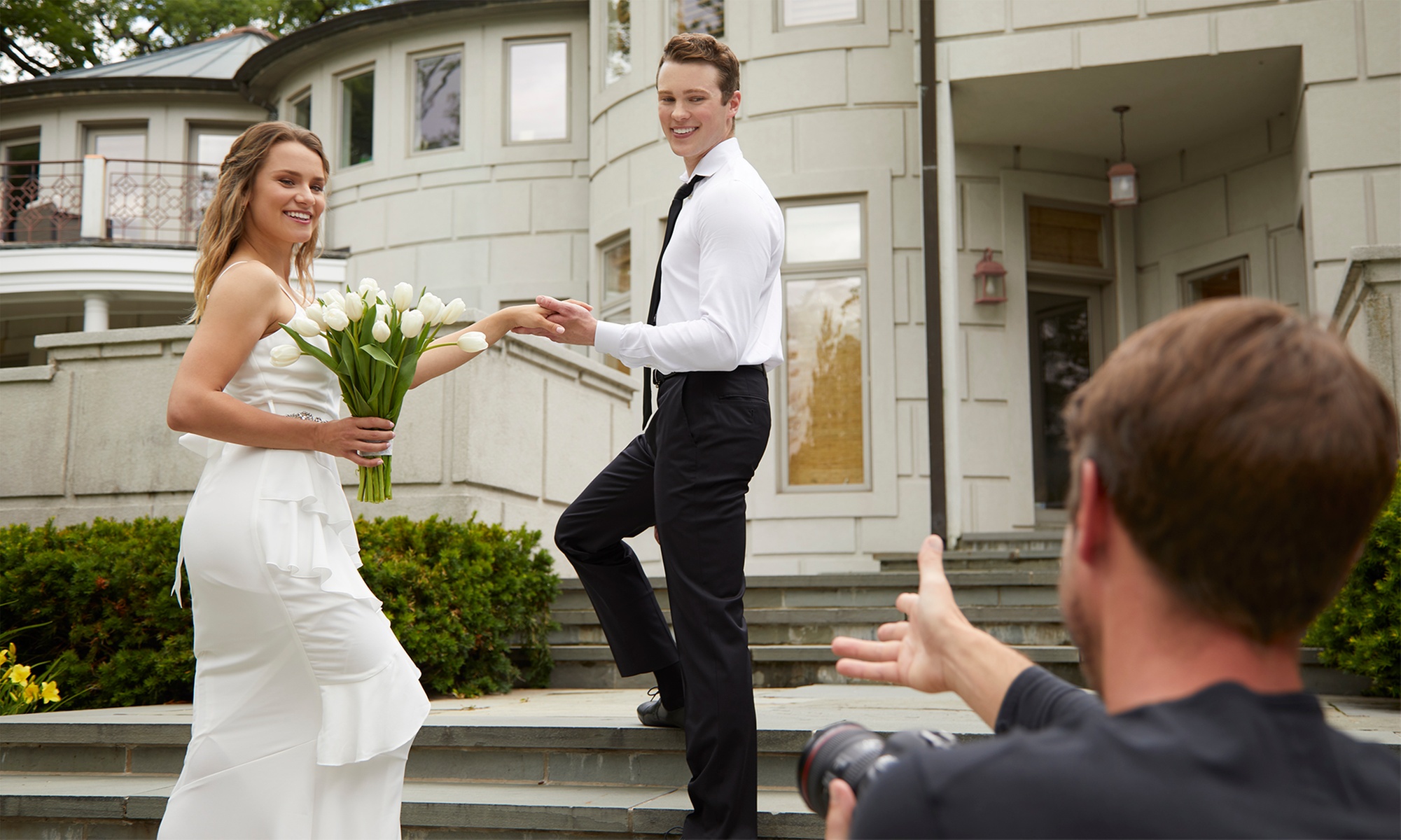 60 or 90-Minute On-Location Engagement Photography with Photo Package