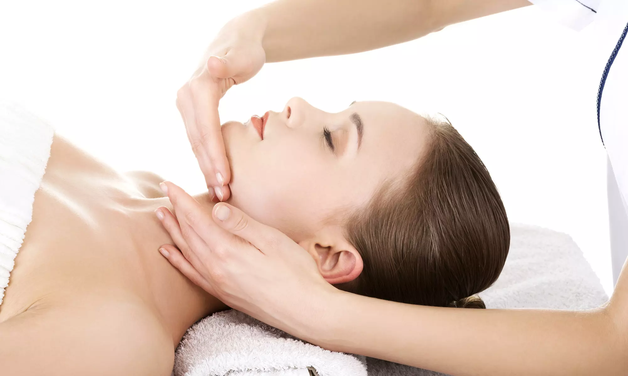 Masaje relajante de 45 o 60 minutos con opción a Kobido, para 1 persona, ahorra hasta un 62% - Primary Image