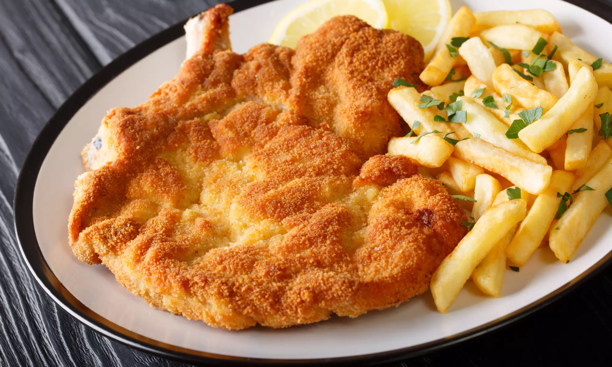 Schnitzel-Menü mit Gurkensalat