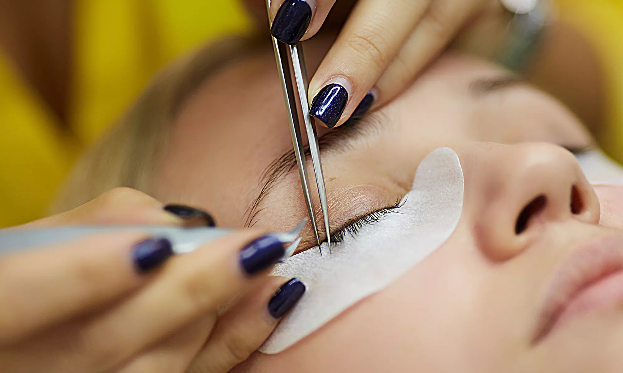 Wimpern- und/oder Augenbrauen-Lifting inkl. Färben für 1 Person