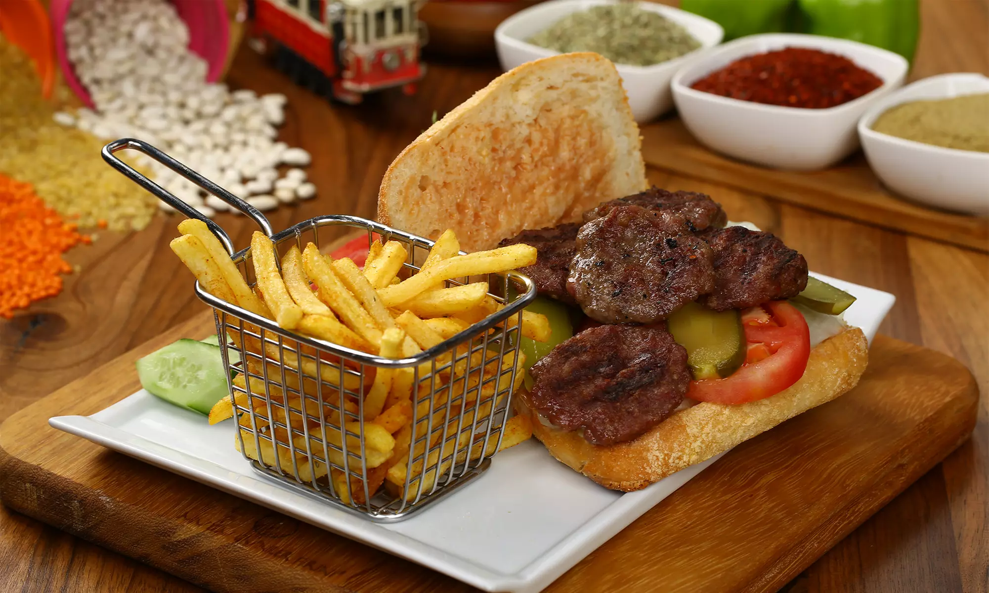 Mediterranes Sandwich nach Wahl inkl. Linsensuppe für 1-4 Personen (bis zu 51% sparen) - Primary Image