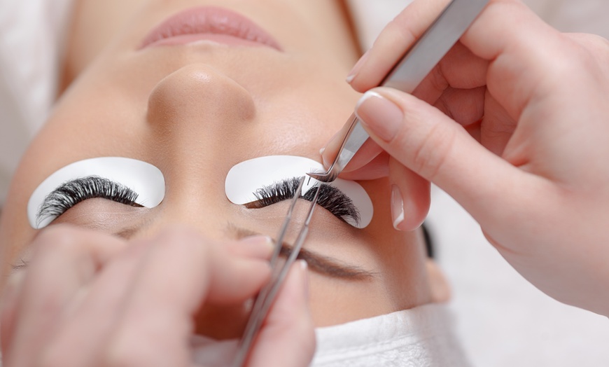 Image 1: Wimpernverlängerung in der 1:1- oder 3D-Technik für 1 Person