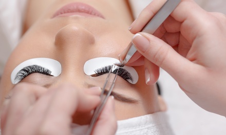 Wimpernverlängerung in der 1:1-Wimperntechnik mit bis zu 70 Seidenwimpern pro Auge - Centro de Cosmetica