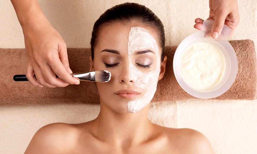 Image 1: Aromatherapy Care Facial with Shoulder and Neck Massage
