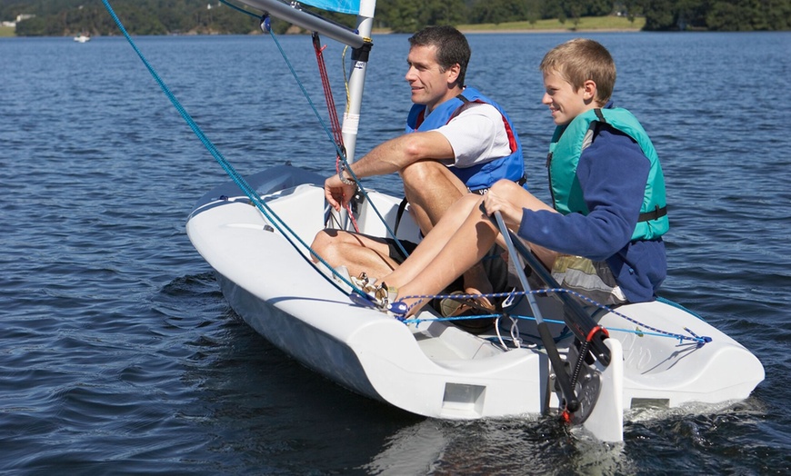 Image 1: Enjoy a 2.5-hour sailing session with an instructor – 1 or 4 spots