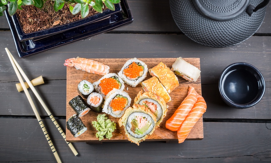 Image 1: Üppiges, japanisches Festmahl: 3-Gänge-Menü mit großer Sushi-Platte