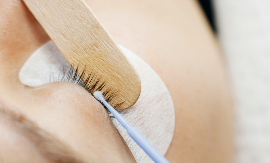 Image 2: Wimpern- oder Augenbrauen-Lifting inkl. Färben für 1 Person