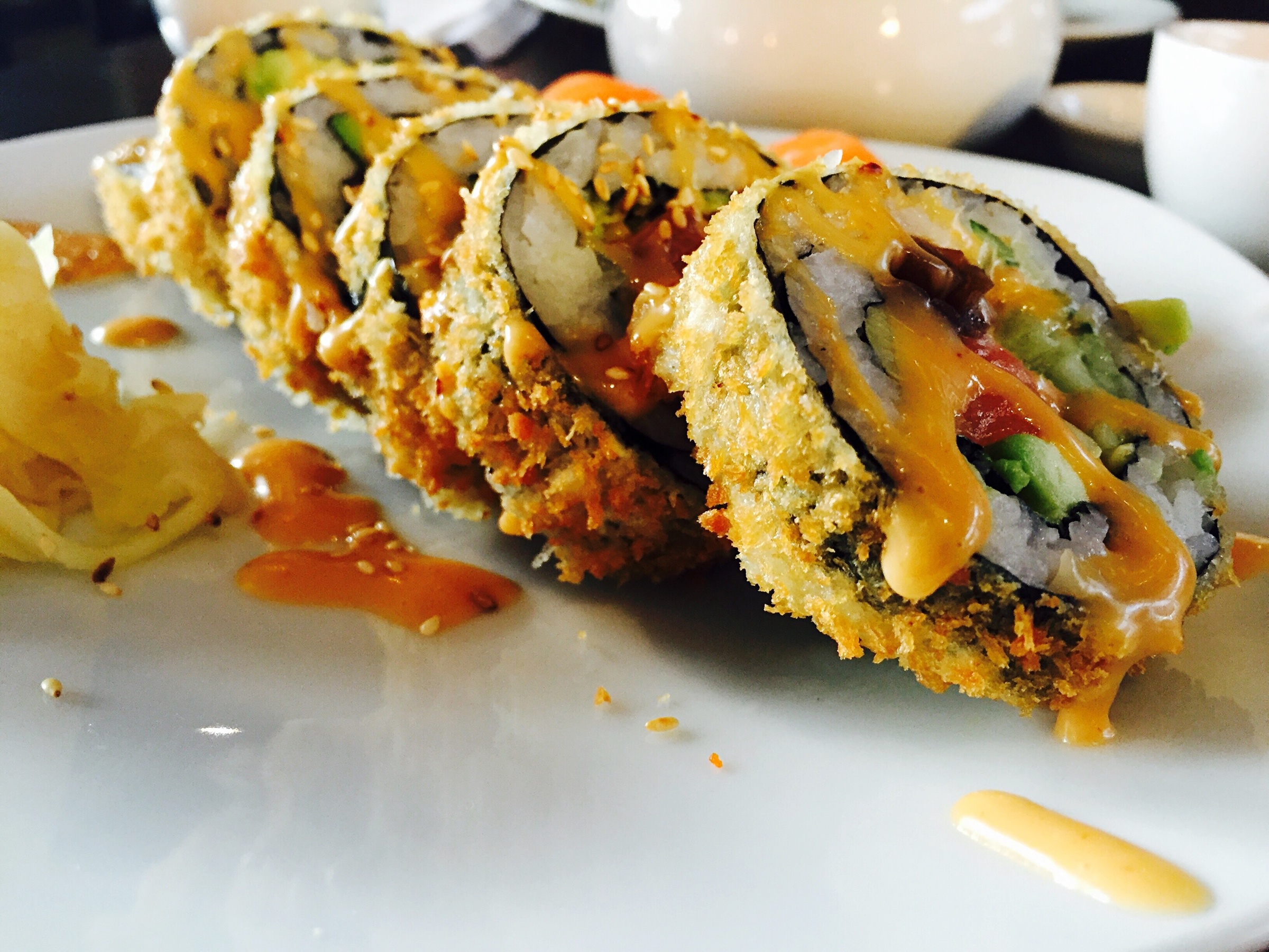 Różnorodne rolki oraz zestawy sushi z łososiem, w tempurze i więcej