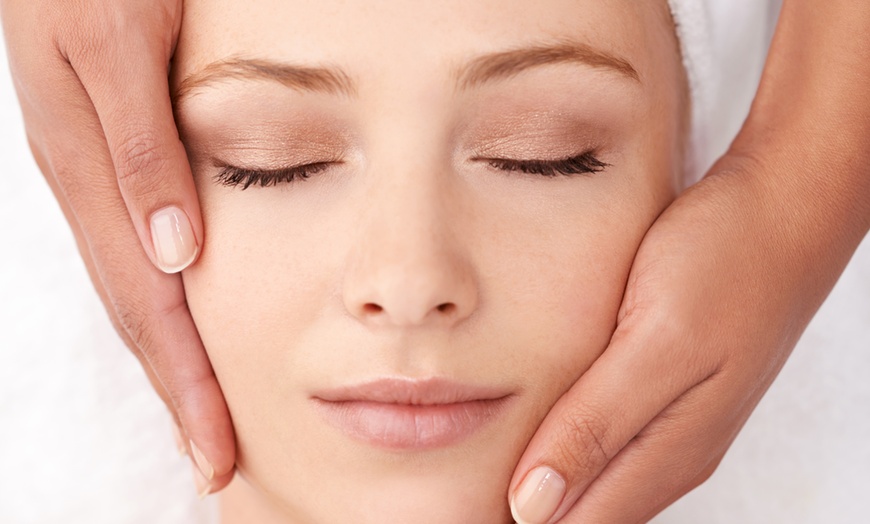 Image 1: Détente et éclat : soin visage et cou signé Nuance Beauty by Chanez