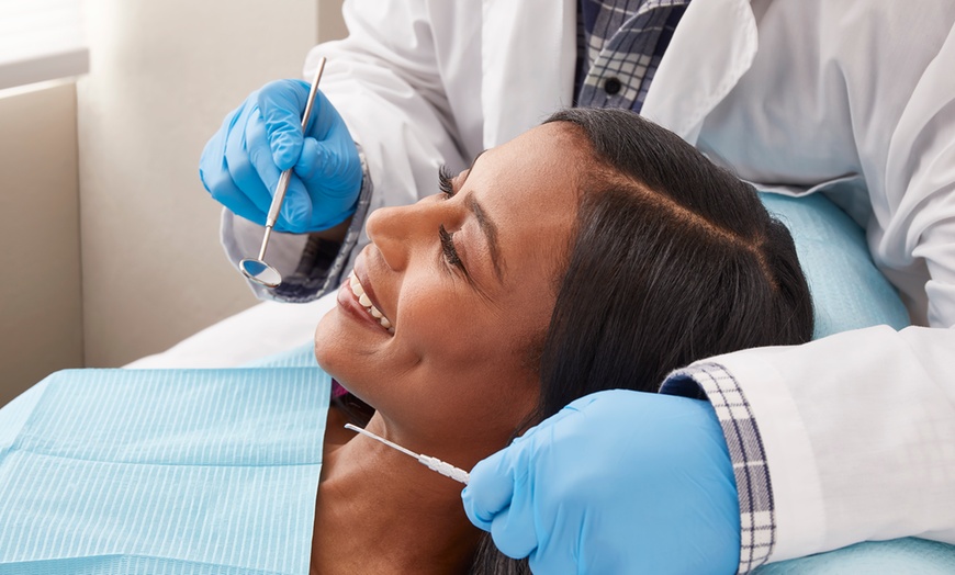 Image 1: Limpieza bucal completa con radiografía y sesión de blanqueamiento LED