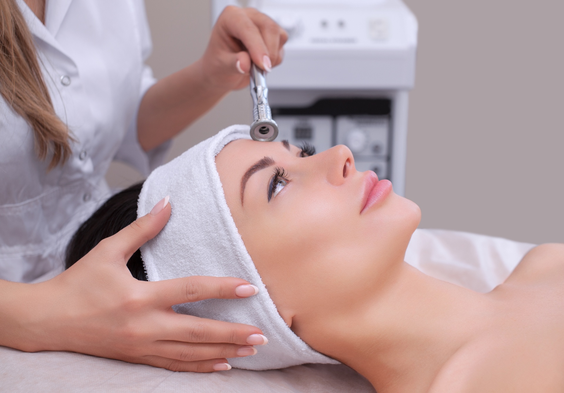 Gesichtsbehandlung: Mikrodermabrasion, Microneedling, Hyaluron & mehr