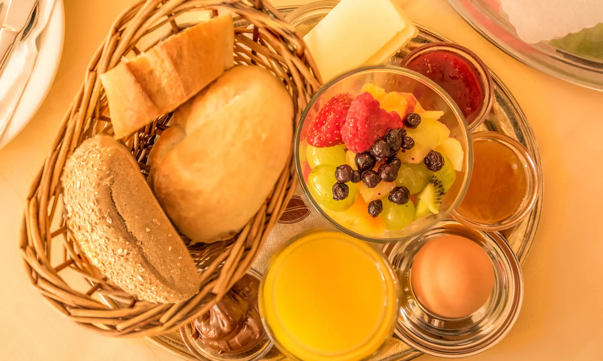 Menú de brunch con encanto rústico con tosta, dulces y bebidas