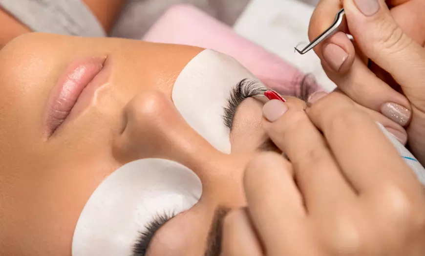 Image 1: Extensión de pestañas pelo a pelo con opción a volumen 2D o ruso 