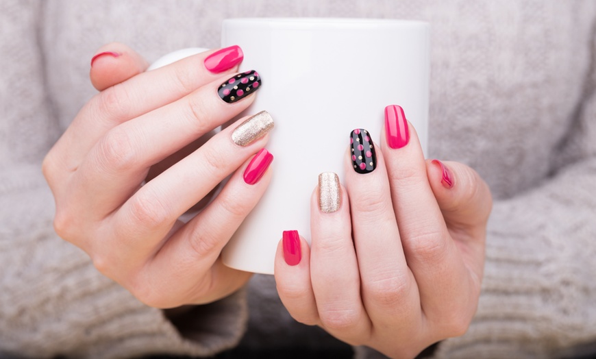 Image 1: Sesiones de manicura y/o pedicura