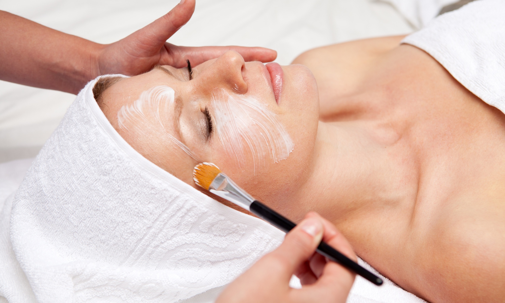 Zabieg na twarz: peeling migdałowy z opcjonalną maską