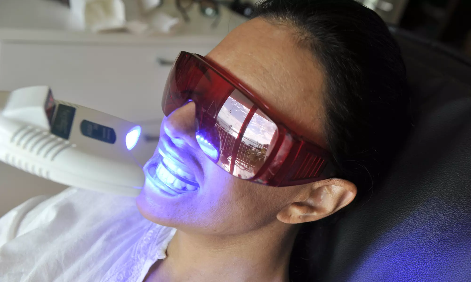 Sourire éclatant avec Blanchiment dentaire White Boost 1h ou Pro White+ 1h 30 (jusqu'à 40% de remise) - Primary Image