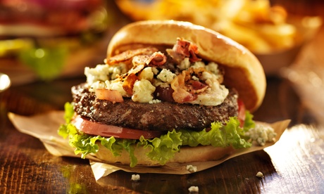 Menu con hamburger, fritti e dolce per 3 o 4 persone al Draft Ristopub (sconto fino a 61%)