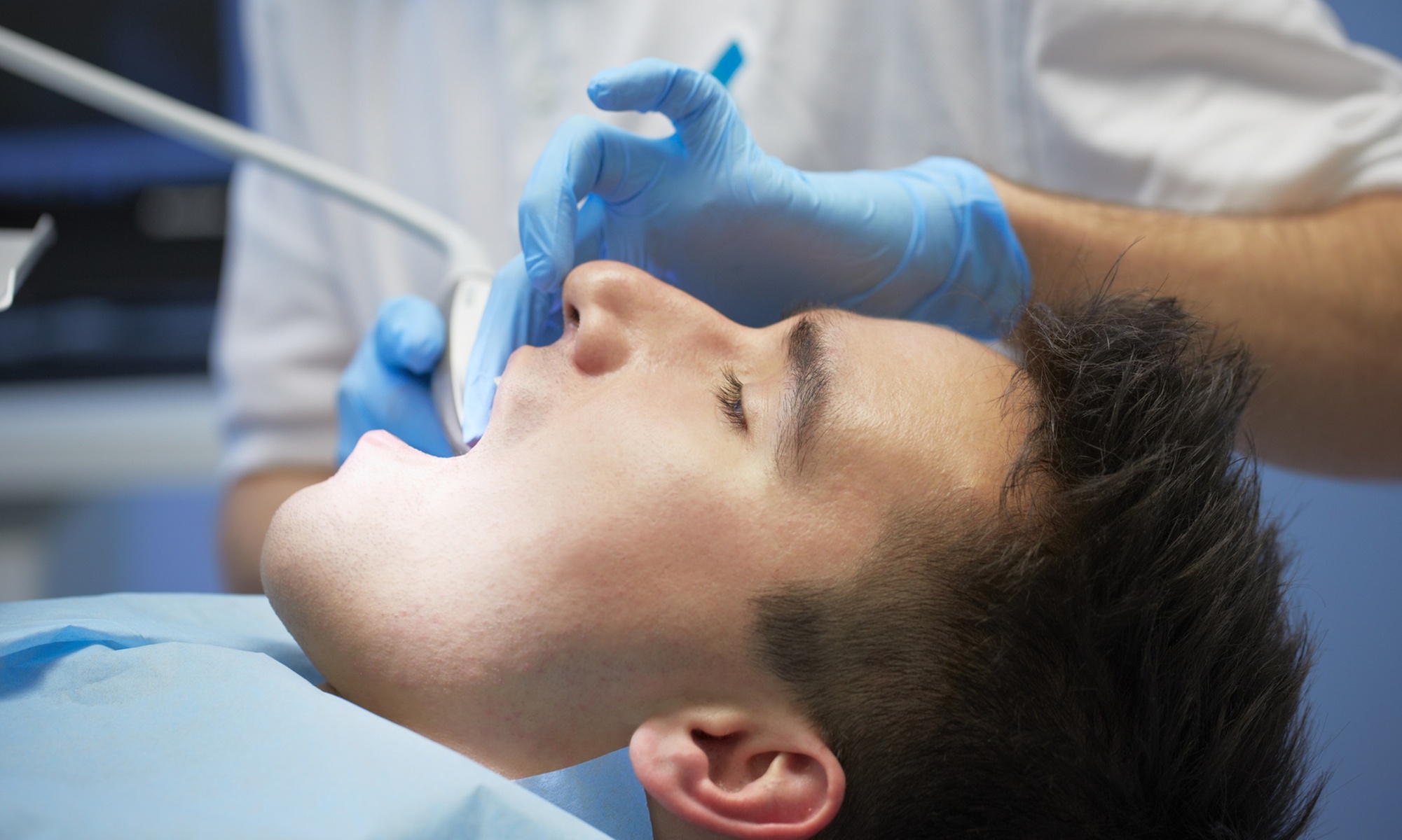 Cuidado dental integral y blanqueamiento LED para una sonrisa radiante