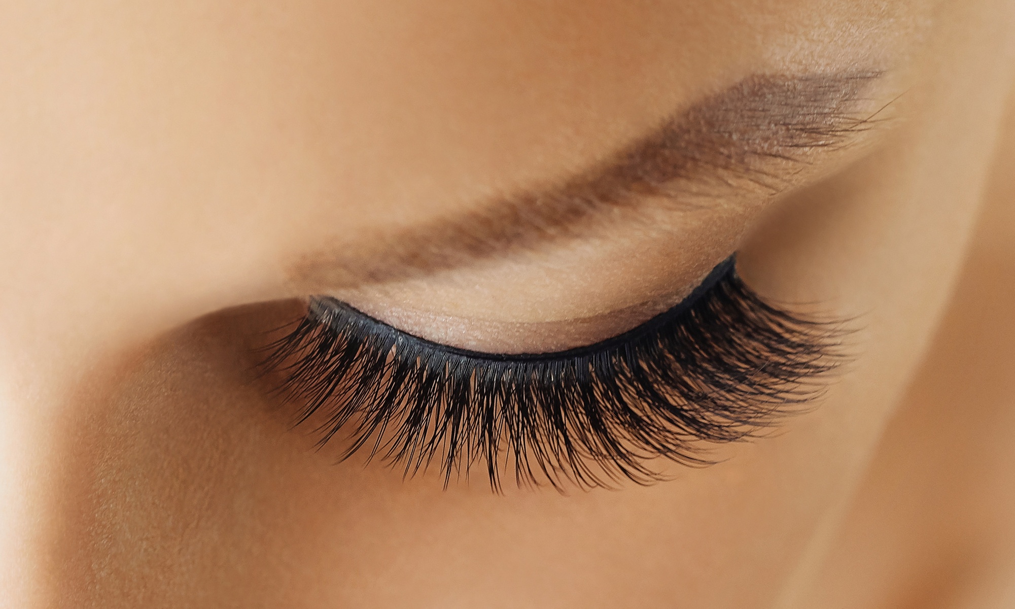 Full Set of Natural Looking Classic, Hybrid or Volume Lash Extensions