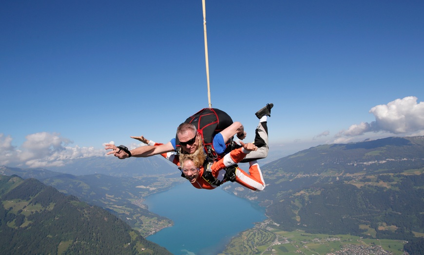 Image 1: Saut en parachute en tandem