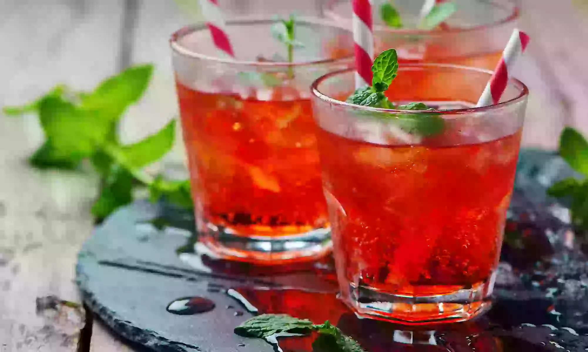 Aperol Spritz, Limoncello Spritz oder Déjà-Vu Wildberry/Tonic für 1 Person im Cafe Elbterrassen (bis 50% sparen) - Primary Image