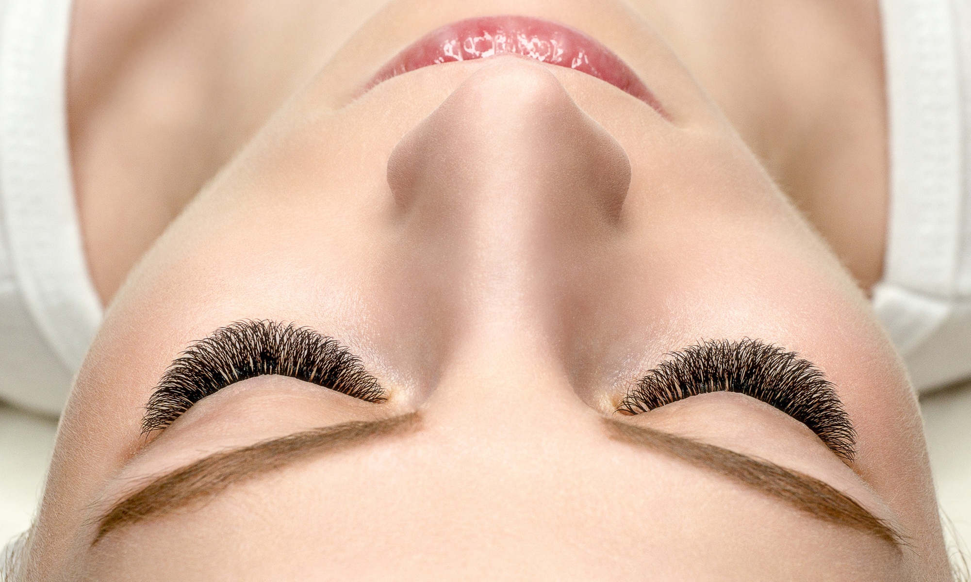 Séance d'extension de cils UV chez Fountain Of Youth