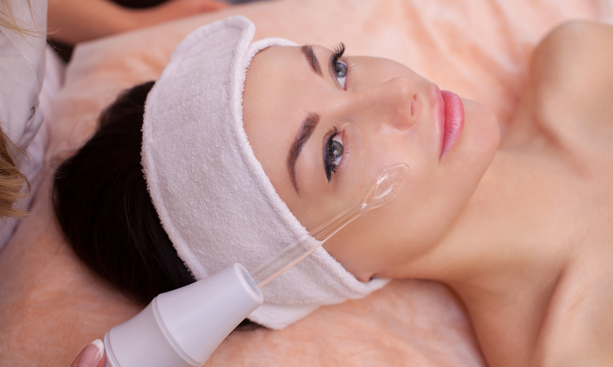 Strahlende Haut: Aqua-Facial und/oder Microneedling