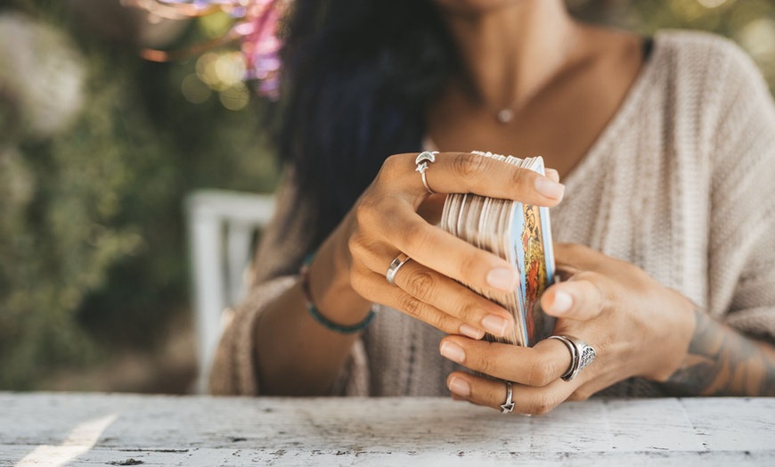 Image 1: Voyance par téléphone avec Isabelle Drolez