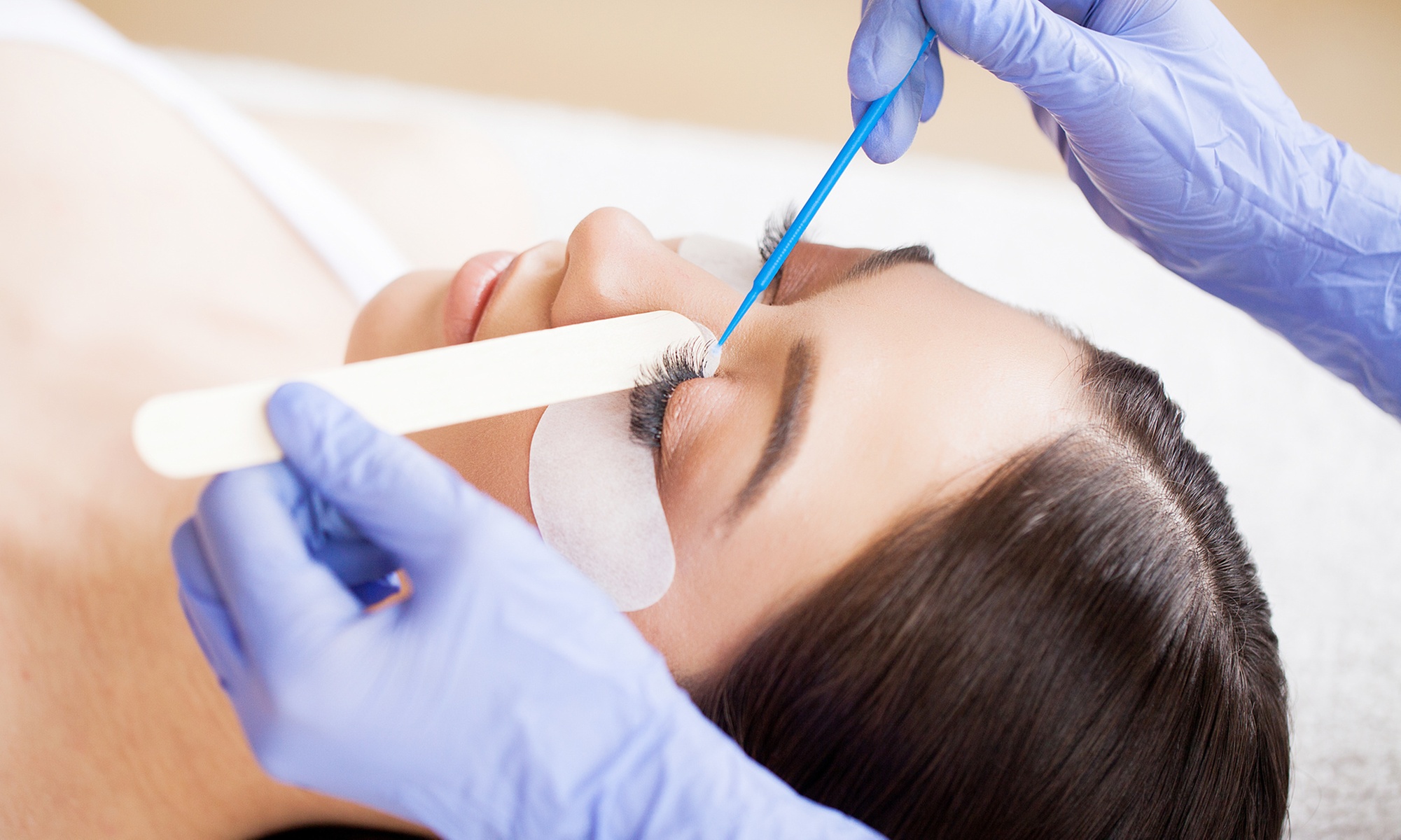 Lush Eyelash Extensions for Voluminous Eye Enhancement