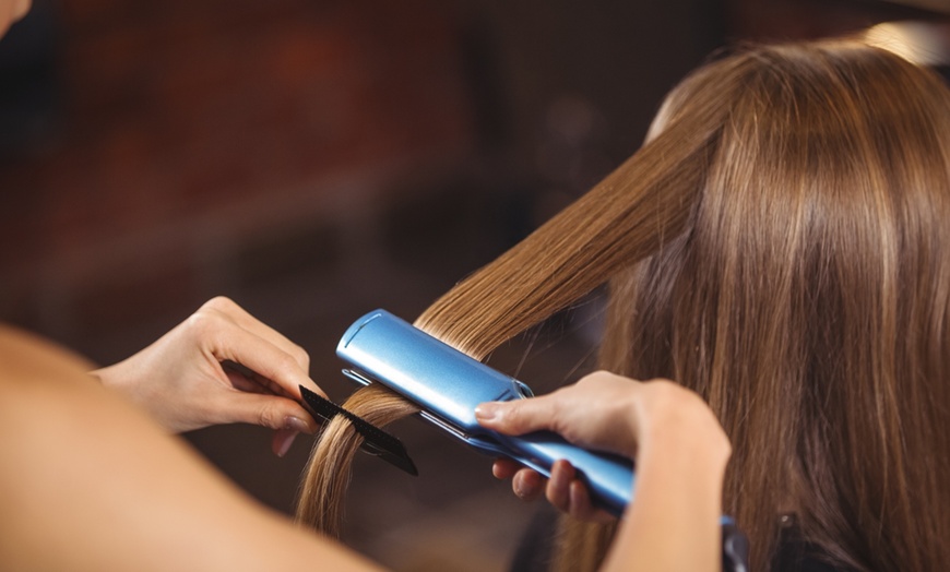 Image 1: Master Hairdressing Skills with Expert Techniques at Training Station