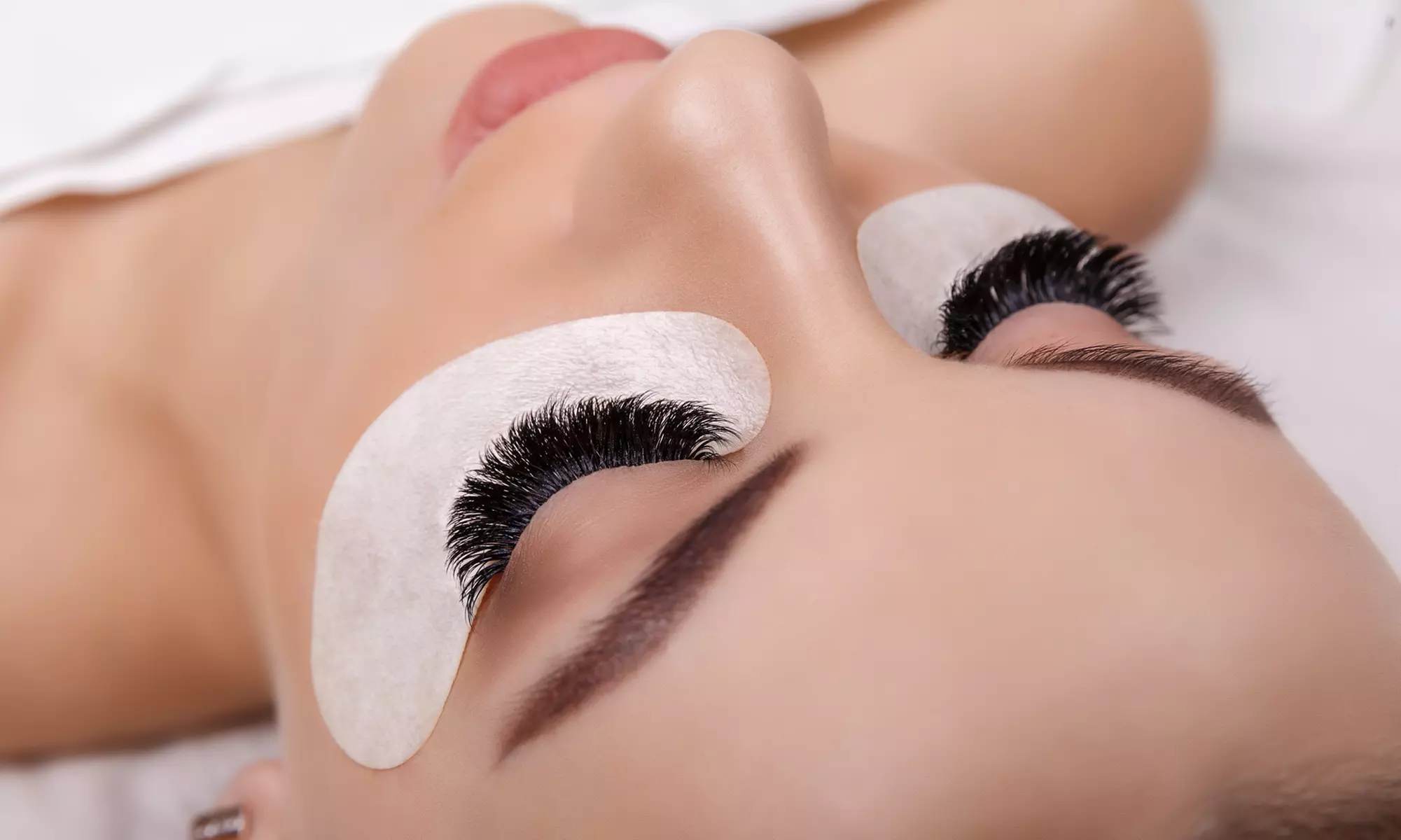 Extension de cils au choix pour 1 personne avec Mentally Strong (55% de réduction) - Primary Image