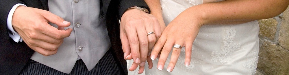 Bride & groom wedding rings closeup