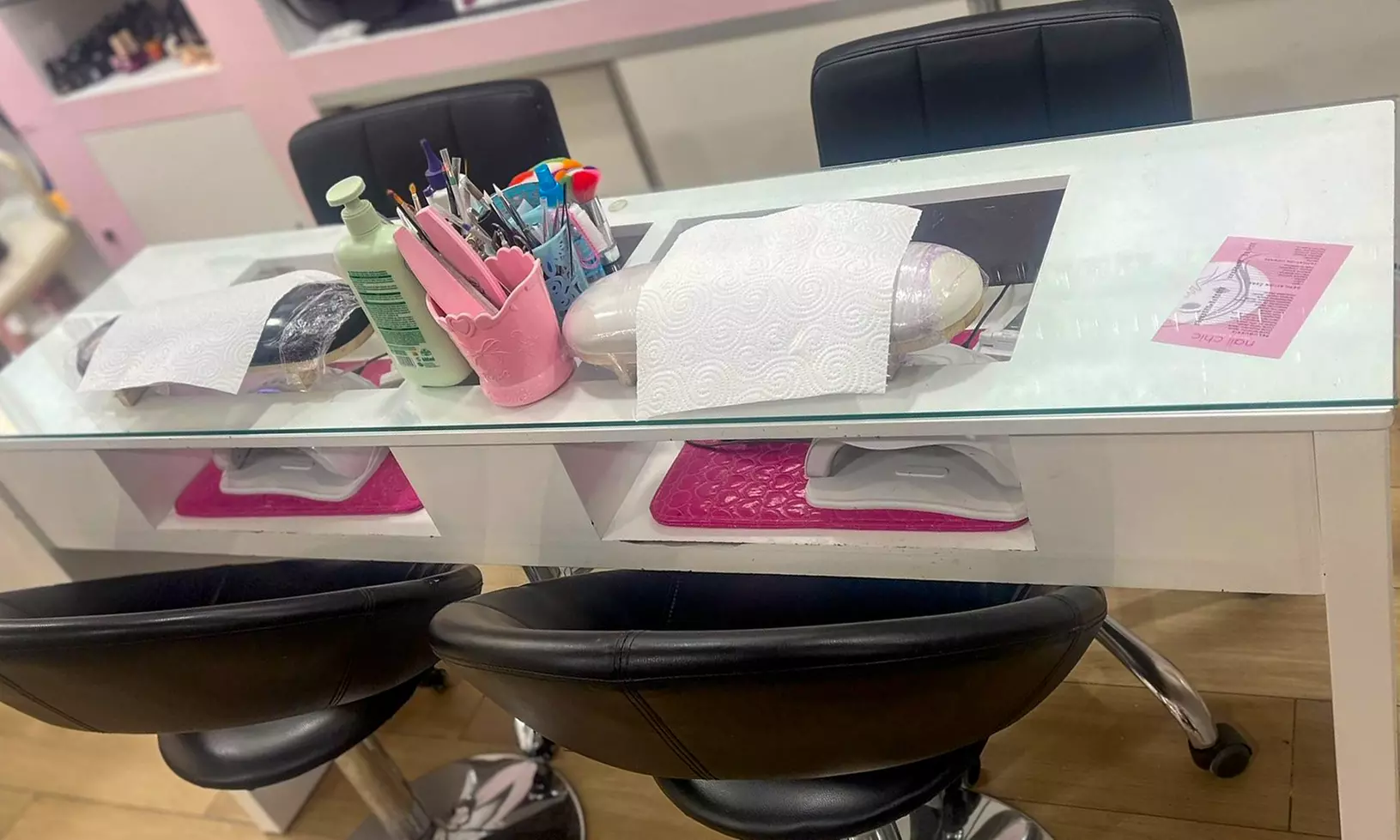 1 o 3 sesiones de manicura y/o pedicura convencional o semipermanente