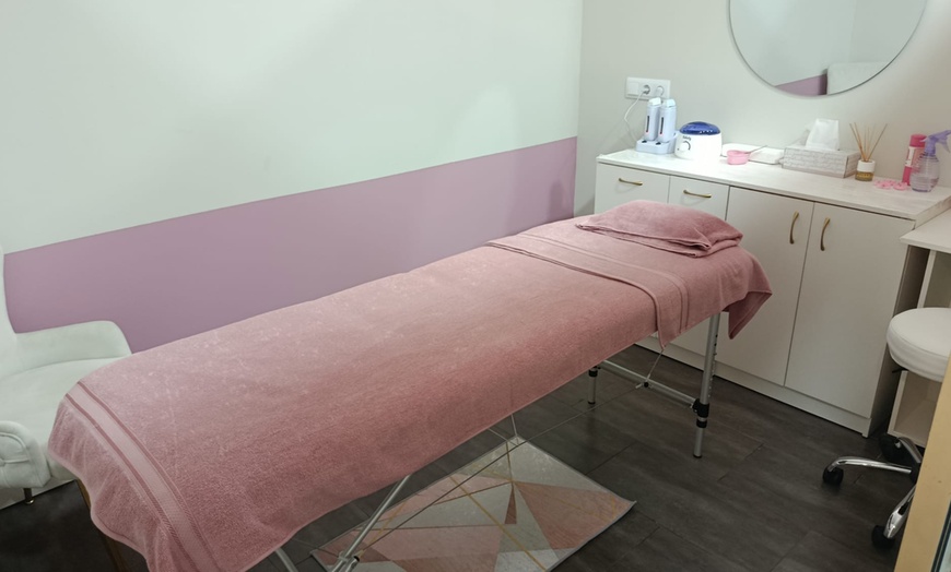 Image 2: Laminado de cejas con diseño, depilación y tinte personalizado