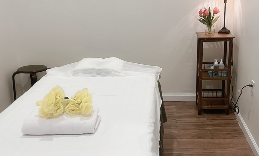 Image 6: 50-Min Choice of Massage with Massage Oil or 30-Min Custom Foot Detox 
