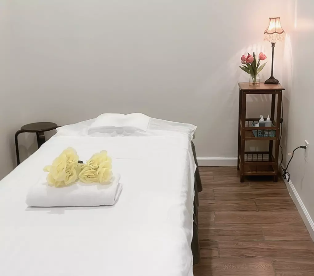 50-Min Choice of Massage with Massage Oil or 30-Min Custom Foot Detox