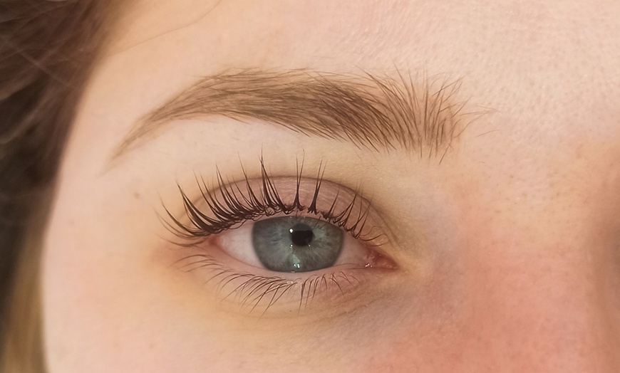 Image 2:  Lifting y tinte de pestañas con opción a depilación y diseño de cejas