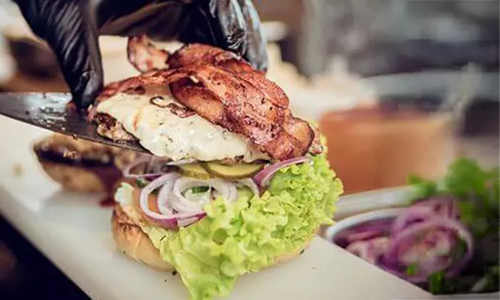 1 Burger oder 5er-Stempelkarte nach Wahl inkl. Beilage für 1 Person