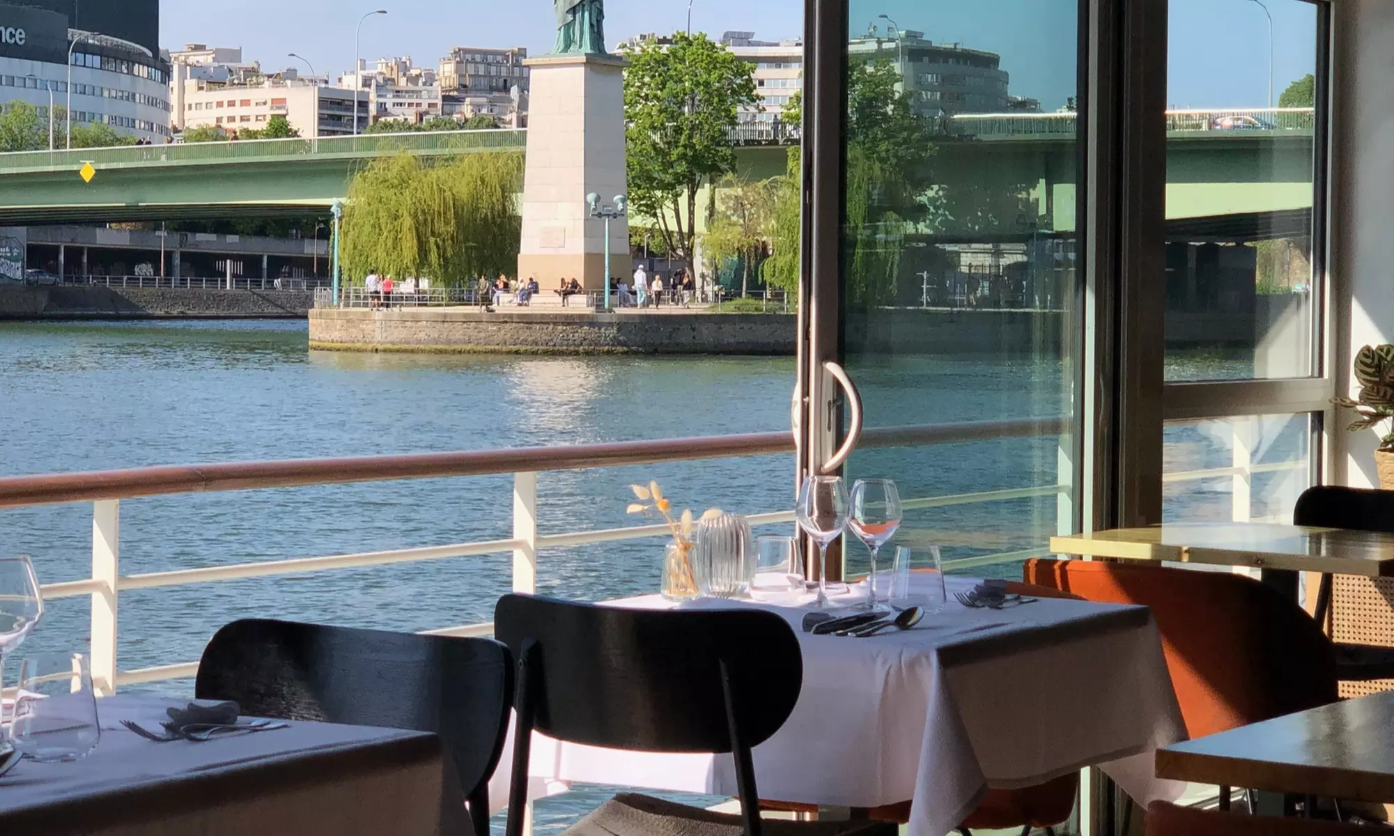 Repas au Quai Liberté : cuisine française authentique sur la Seine