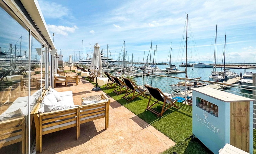 Image 18: Plan Beach con vistas al mar y opciones de menú para 2 o 4 personas