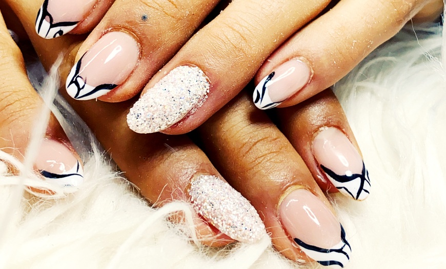 Image 2: Vernis semi-permanent sur mains et/ou pieds, option beauté des mains 